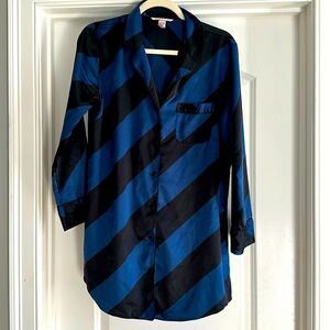 Blue and black candy cane stripe sleep shirt small
Slip